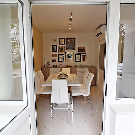 Puhov Apartman Zára